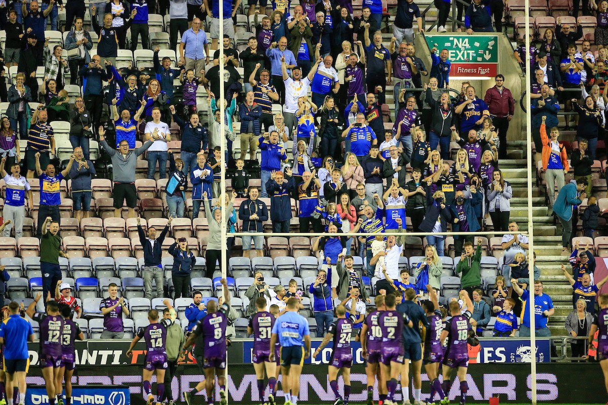 Leeds-players-celebrate-with-fans-1