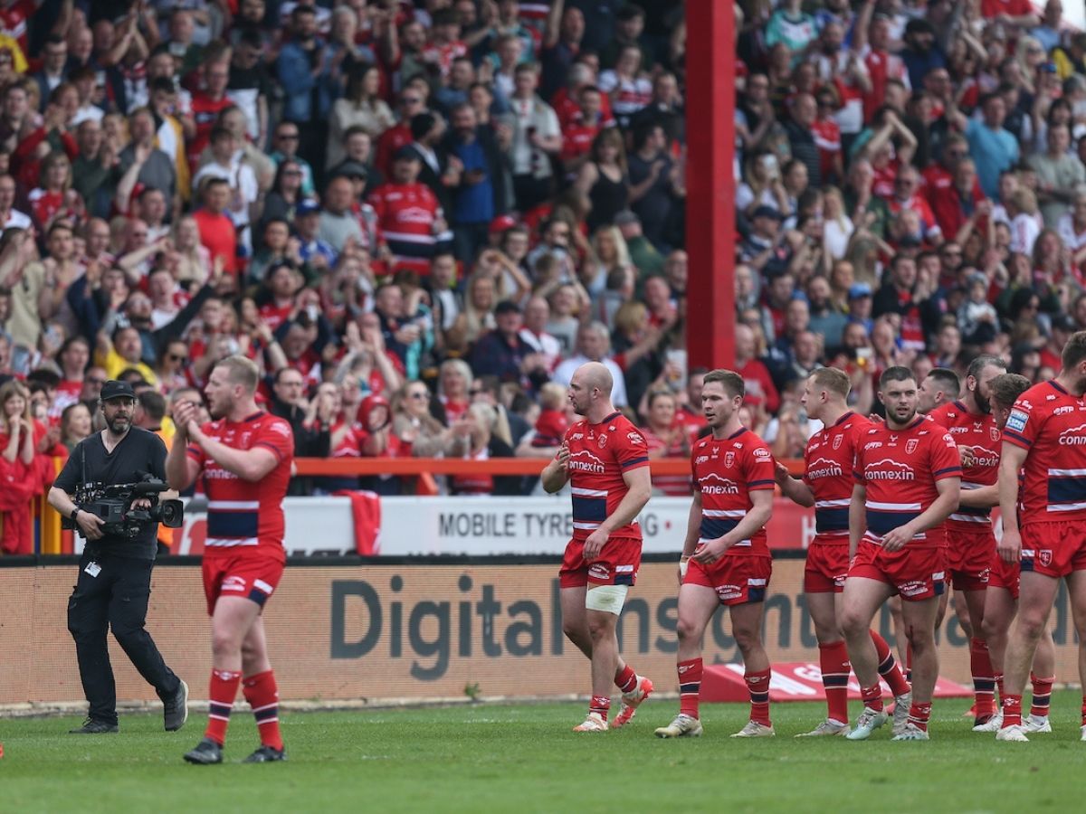 Hull-KR-players-clap-the-fans Hull KR players clap the fans